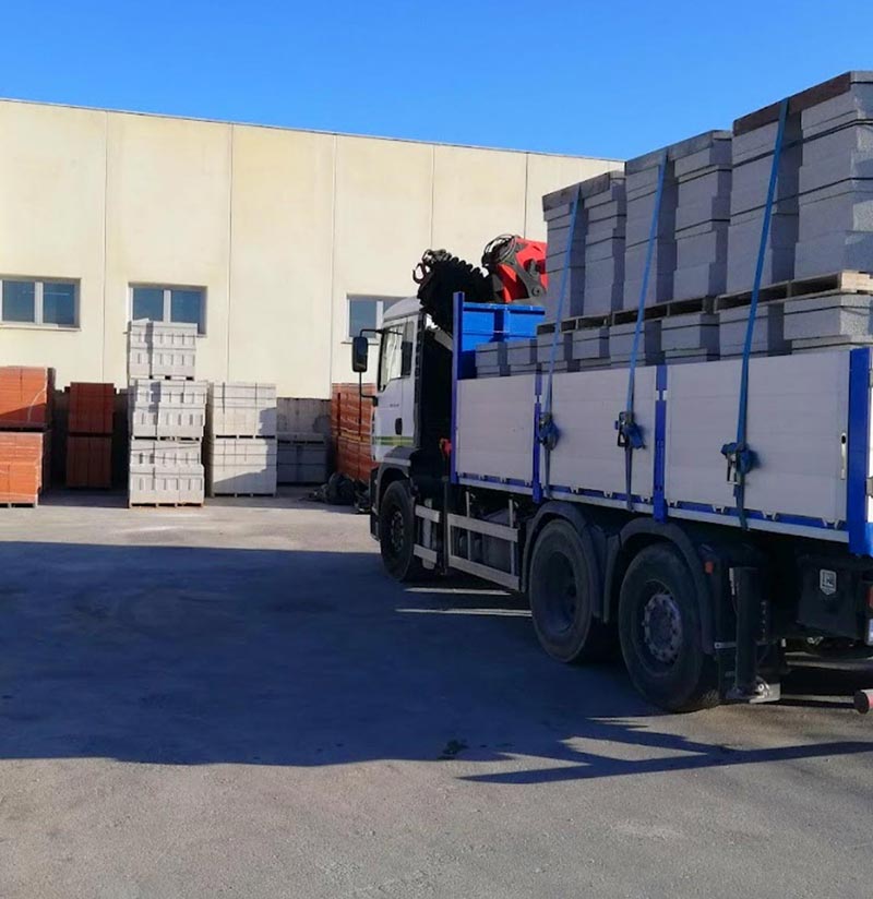 imgi_177_materiales-de-construccion-listos-para-su-distribucion-sqr
